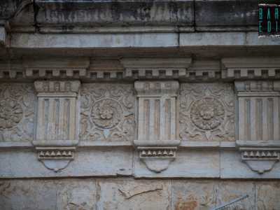 La facciata � divisa nettamente in due parti da una cornice marcapiano aggettante decorata con un fascione a rosette